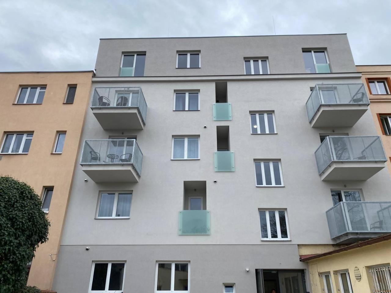 Perla Hradce Apartment ฮราเดตสคราโลเว ภายนอก รูปภาพ