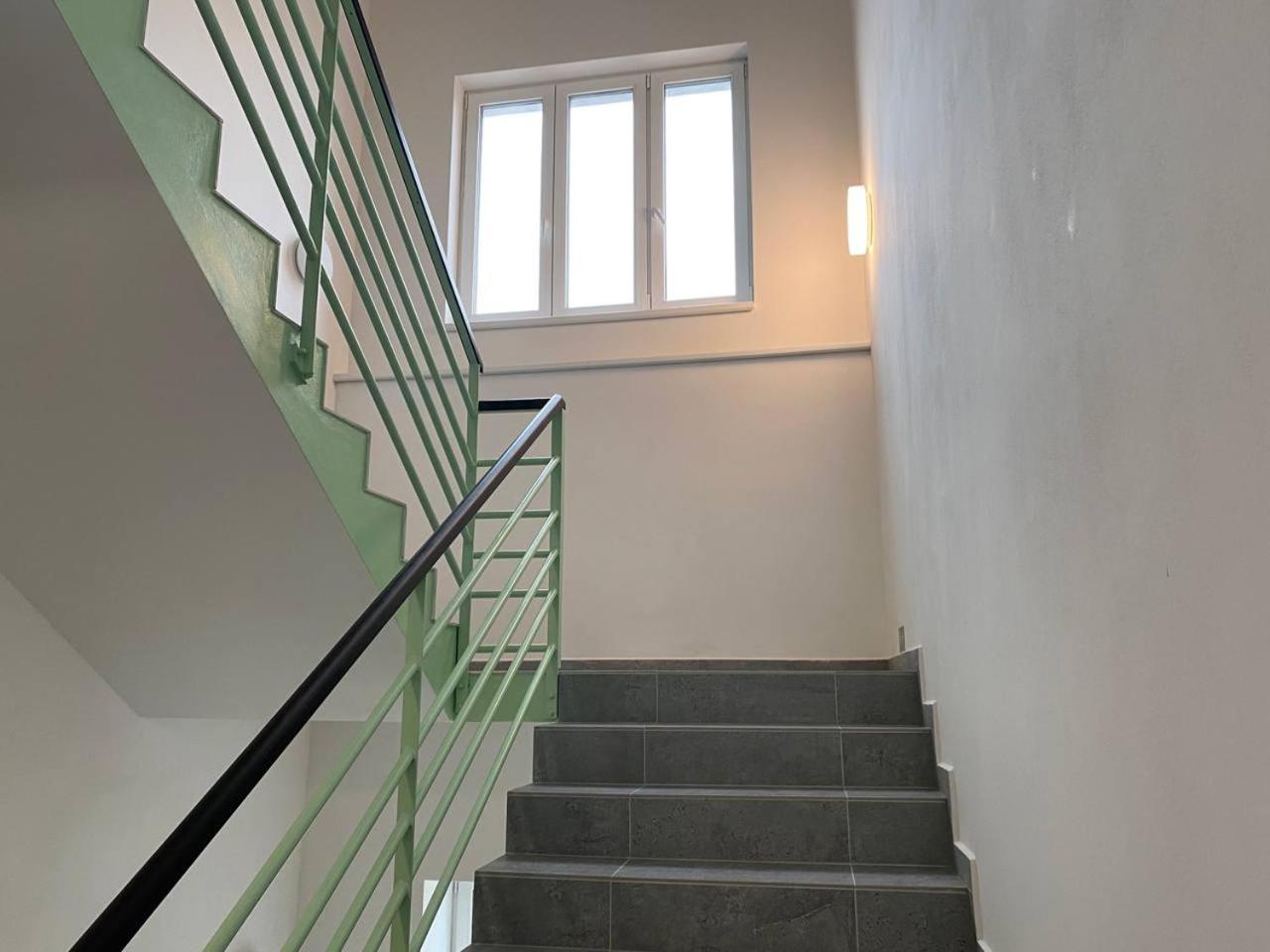 Perla Hradce Apartment ฮราเดตสคราโลเว ภายนอก รูปภาพ