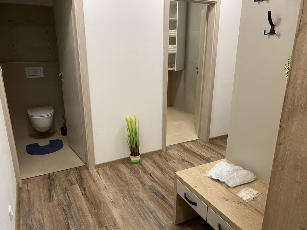 Perla Hradce Apartment ฮราเดตสคราโลเว ภายนอก รูปภาพ