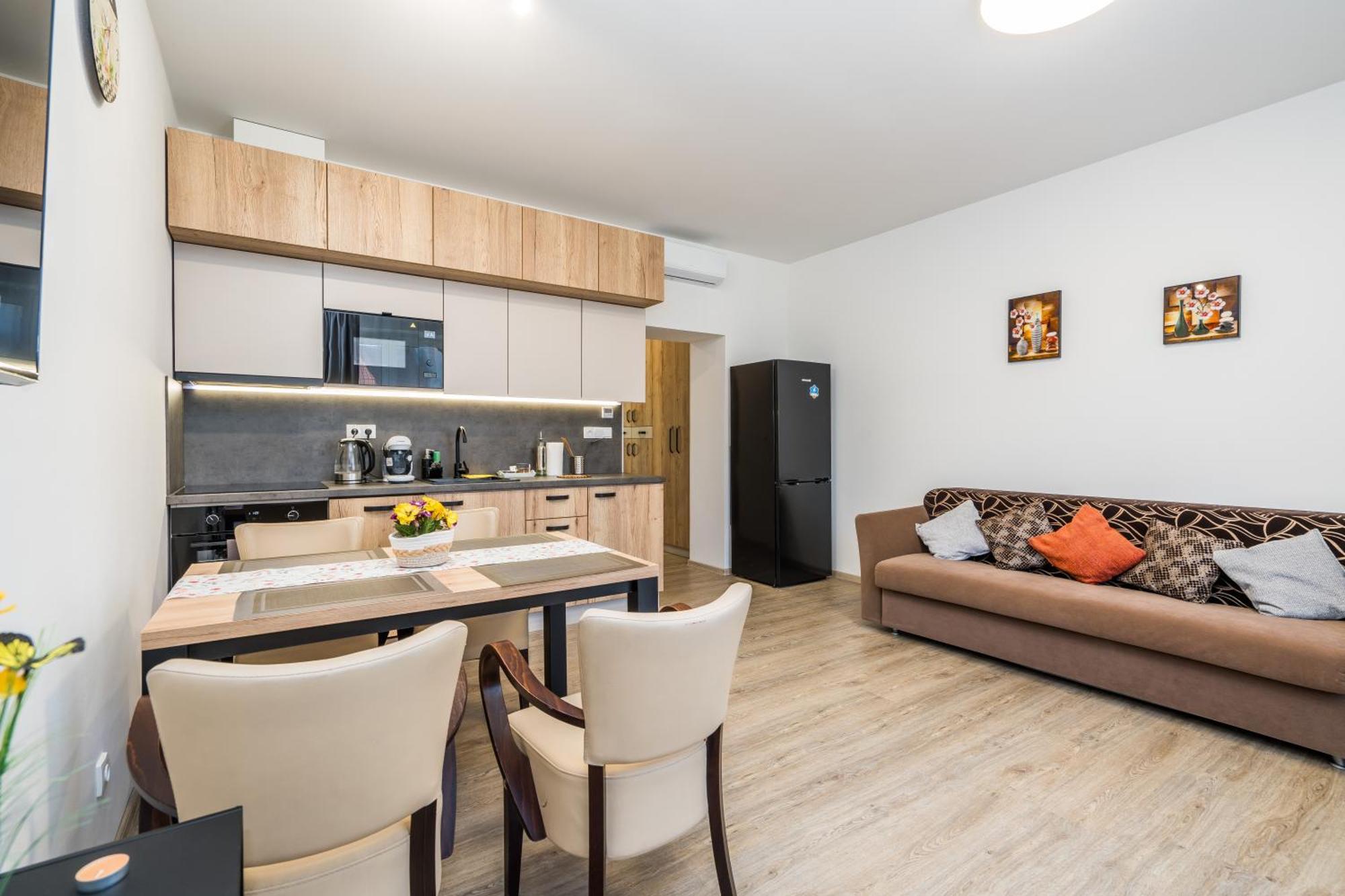 Perla Hradce Apartment ฮราเดตสคราโลเว ภายนอก รูปภาพ