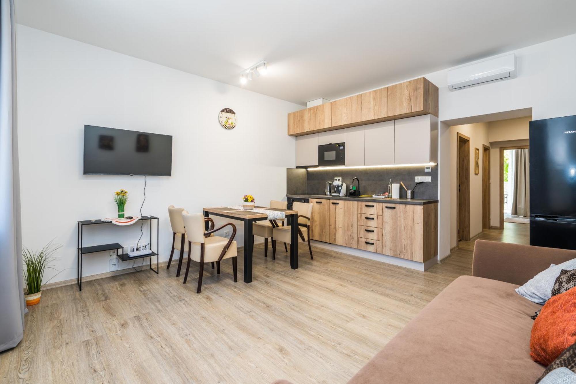 Perla Hradce Apartment ฮราเดตสคราโลเว ภายนอก รูปภาพ
