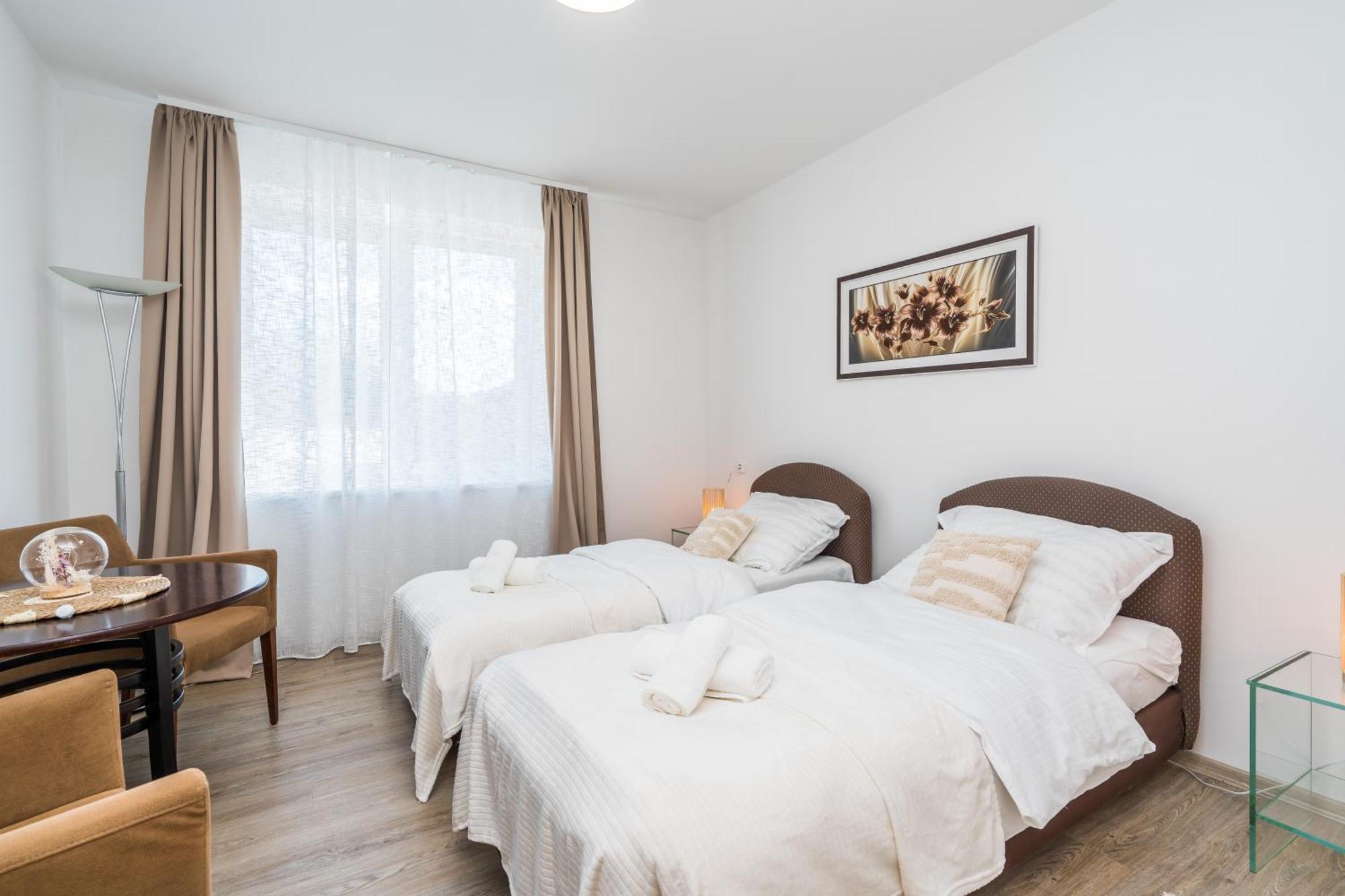 Perla Hradce Apartment ฮราเดตสคราโลเว ภายนอก รูปภาพ
