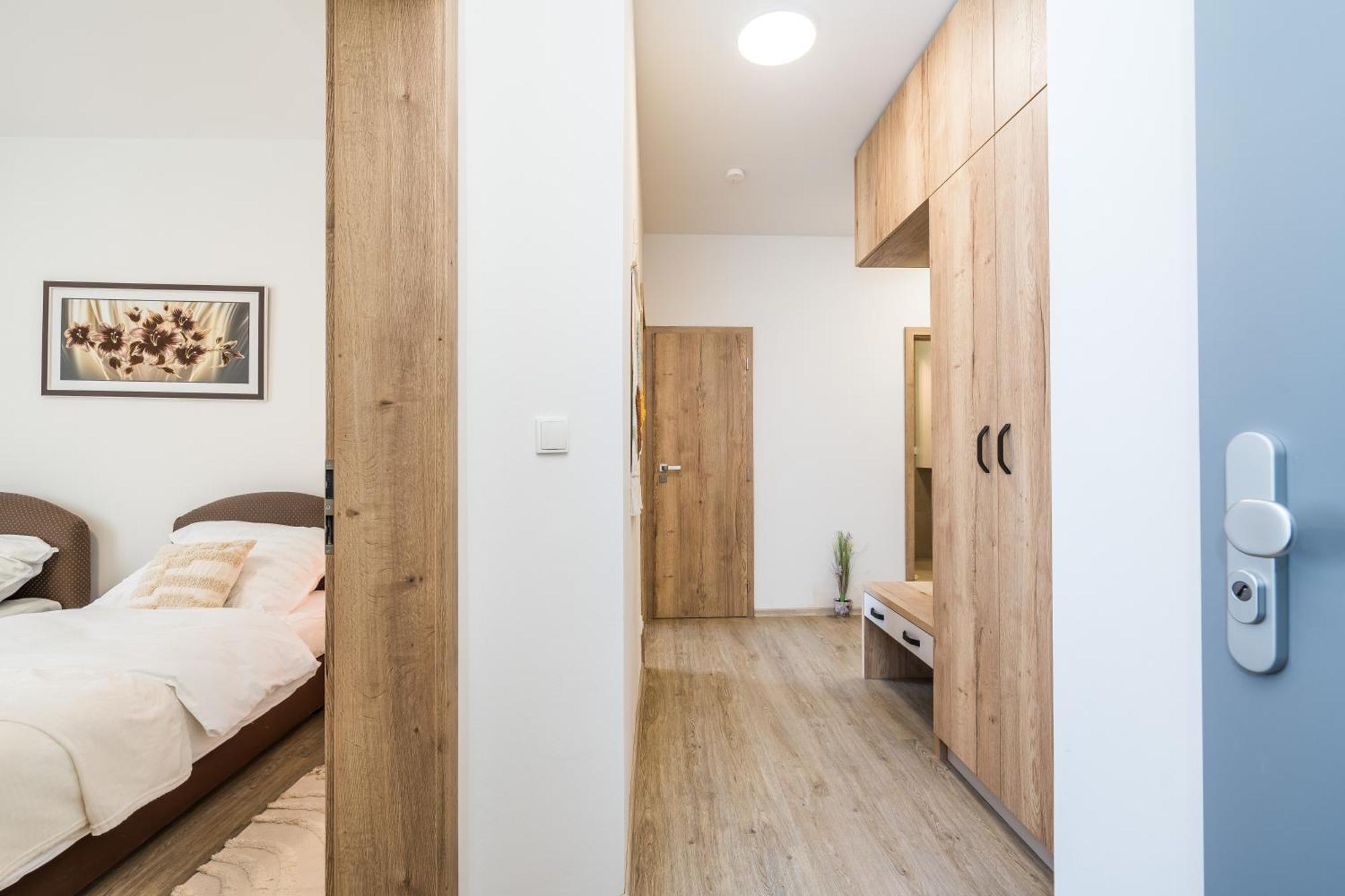 Perla Hradce Apartment ฮราเดตสคราโลเว ภายนอก รูปภาพ