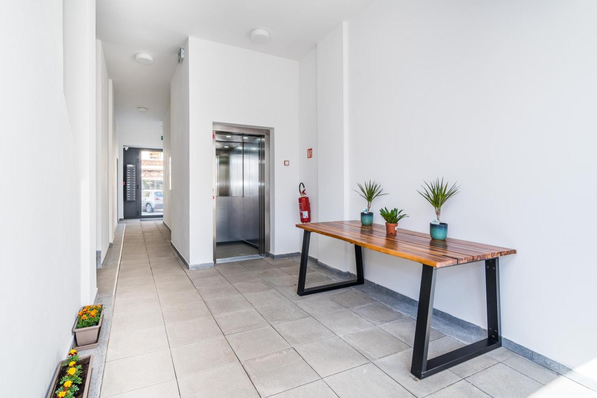 Perla Hradce Apartment ฮราเดตสคราโลเว ภายนอก รูปภาพ