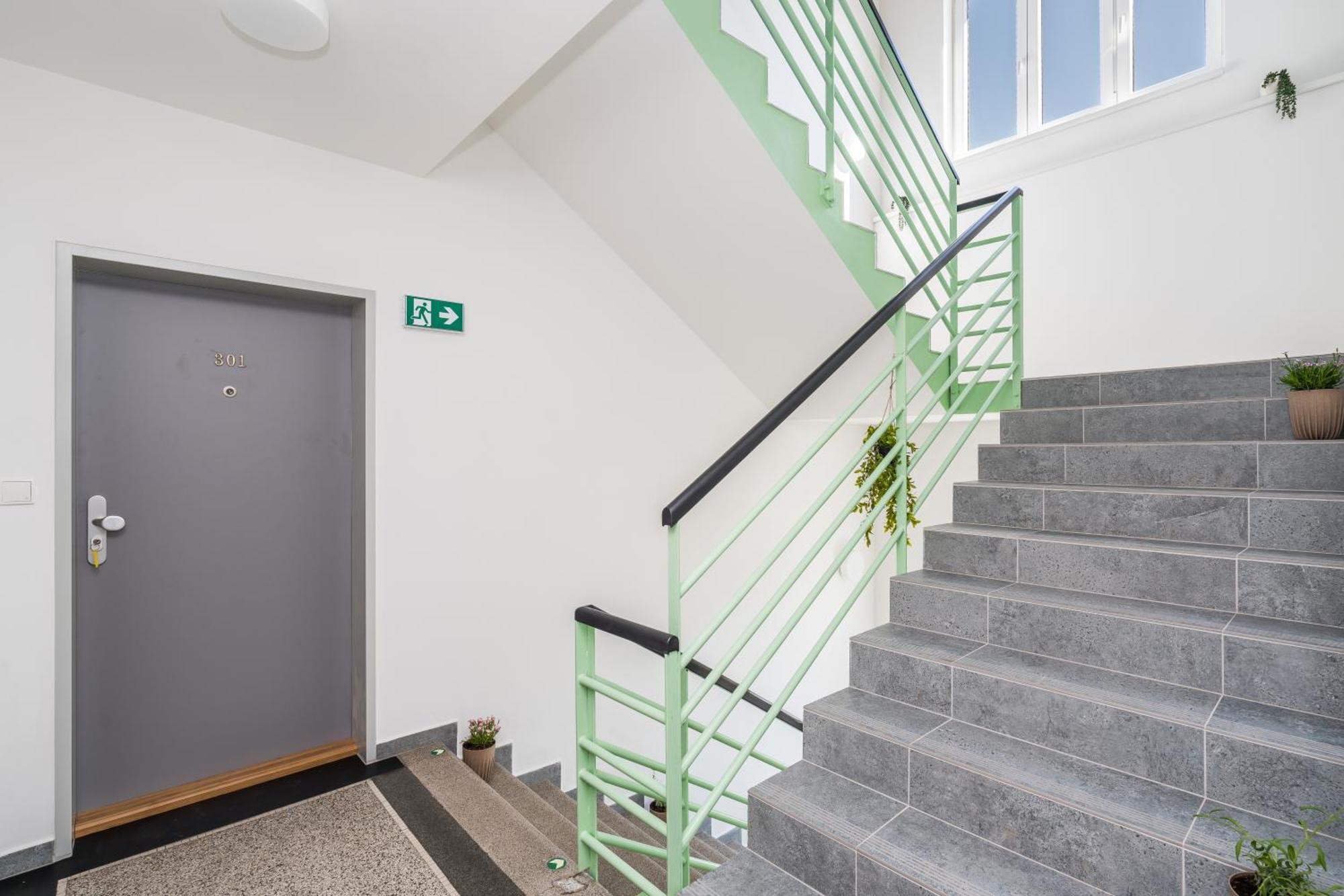 Perla Hradce Apartment ฮราเดตสคราโลเว ภายนอก รูปภาพ